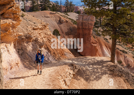 Ein Wanderer steigt des Teufels Garden Trail in Bryce Canyon National Park in Utah. Stockfoto