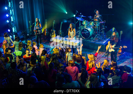 Das Red Bandana, eine Musikkapelle von vier jungen Mädchen; Spielen Sie für ein Musikvideo, SteamPlant Event Center, Salida, Colorado. Stockfoto