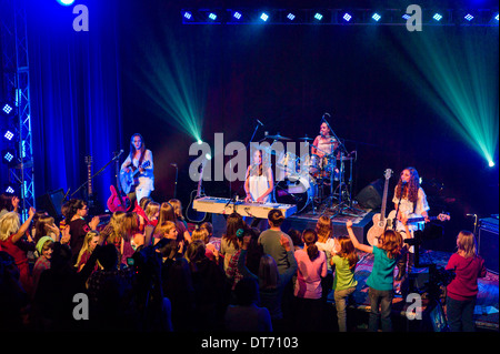 Das Red Bandana, eine Musikkapelle von vier jungen Mädchen; Spielen Sie für ein Musikvideo, SteamPlant Event Center, Salida, Colorado. Stockfoto