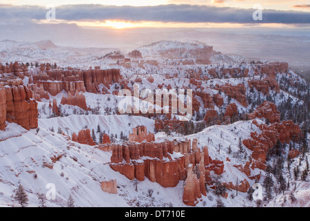Sonnenaufgang über dem Bryce Canyon nach einem Schneesturm, Bryce-Canyon-Nationalpark, Utah. Stockfoto