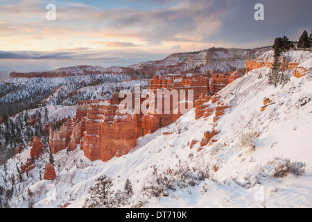 Sonnenaufgang über dem Bryce Canyon nach einem Schneesturm, Bryce-Canyon-Nationalpark, Utah. Stockfoto