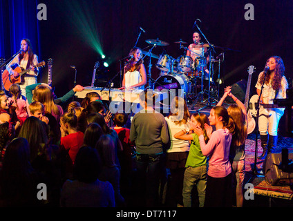 Das Red Bandana, eine Musikkapelle von vier jungen Mädchen; Spielen Sie für ein Musikvideo, SteamPlant Event Center, Salida, Colorado. Stockfoto