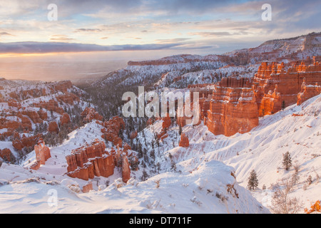 Bryce Amphitheater bei Sonnenaufgang nach einem Schneesturm Frühling, Bryce-Canyon-Nationalpark, Utah. Stockfoto