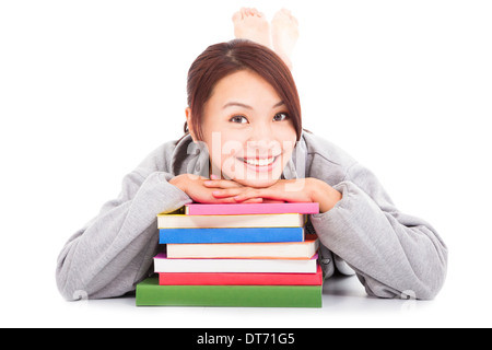 asiatische junge Studentin auf gestapelten Bücher im Studio liegen Stockfoto