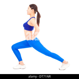 Junge Asiatin dabei Core Training auf weißem Hintergrund Stockfoto