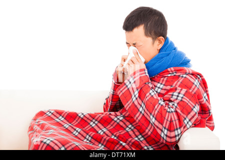 kranker Mann Nase mit Gewebe auf sofa Stockfoto