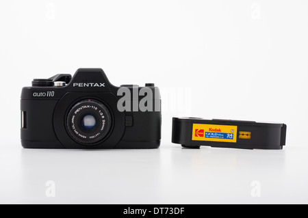 Pentax Auto 110 Film SLR-Kamera mit kompakten 110 Film (Kodak) Stockfoto