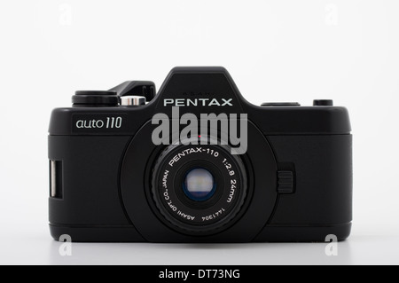 Pentax Auto 110 Film SLR-Kamera mit kompakten 110 film Stockfoto