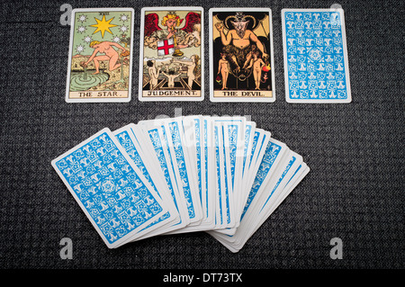 Tarot-Spielkarten von Mystikern, Okkultisten für Weissagung und Wahrsagerei verwendet Stockfoto