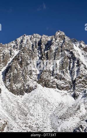 vertikales Bild des Cloudripper Berges mit frischem Schnee bedeckt Stockfoto