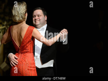 Britischen Opernsänger Paul Potts tanzen mit Operndirektor Zuzana Vinzensova während der Ball in der Oper im Gebäude der Staatsoper am Nationaltheater in Prag, Tschechien am 8. Februar 2014. Potts war der Hauptstern des Balles, die traditionell stattfinden wird. (CTK Foto/Katerina Sulova) Stockfoto