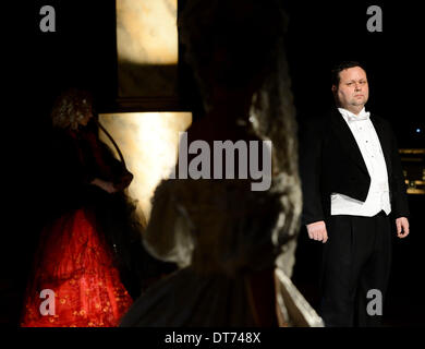 Britischen Opernsänger Paul Potts während der Ball in der Oper im Gebäude der Staatsoper am Nationaltheater in Prag, Tschechien am 8. Februar 2014. Potts war der Hauptstern des Balles, die traditionell stattfinden wird. (CTK Foto/Katerina Sulova) Stockfoto