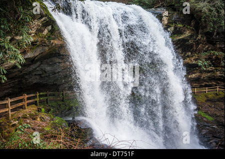 Ein malerischer Wanderweg schlängelt sich hinter dem Wasservorhang der Dry Falls in der Cullasaga Gorge in der Nähe der Highlands, North Carolina. (USA) Stockfoto