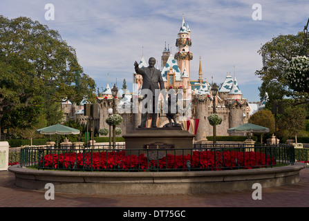 Walt Disney Hand in Hand mit Mickey Mouse, die Partner-Statue vor dem Park, die Öffnung für den Tag. Stockfoto