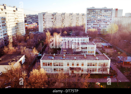 Kindergarten und Wohngebäude, Nachbarschaft in Moskau, Russland. Stockfoto