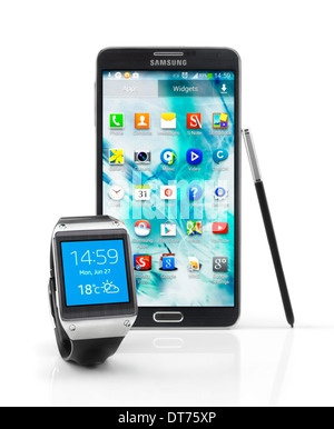 Samsung Galaxy Gear Smartwatch und Galaxy Note III Smartphone isoliert auf weißem Hintergrund Stockfoto