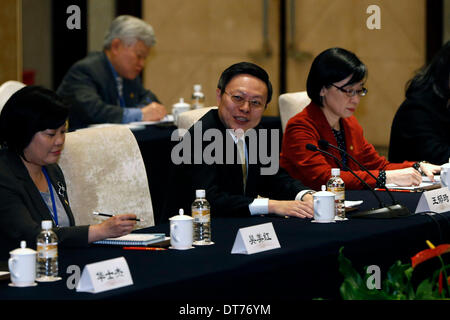 Nanjing, China Jiangsu Provinz. 11. Februar 2014. Wang Yu-Chi (C Front), Taiwans Festland-Angelegenheiten-Chef, liefert eine Eröffnungsrede bei der formellen Treffen mit Zhang Zhijun (nicht abgebildet), Leiter des State Council Taiwan Affairs Office in Nanjing, der Hauptstadt der ostchinesischen Provinz Jiangsu, 11. Februar 2014. Das chinesische Festland und Taiwan Chef Beamten, die für Cross-Strait Angelegenheiten trafen hier auf Februar 11 Nachmittag zum ersten Mal seit 1949. © Shen Bohan/Xinhua/Alamy Live-Nachrichten Stockfoto