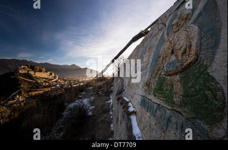 Lhasa. 14. Januar 2014. Foto aufgenommen am 14. Januar 2014 vom Chakpori Hügel zeigt eine Ansicht des Potala-Palast in der Morgendämmerung in Lhasa, der Hauptstadt von Südwesten Chinas Tibet autonome Region. Bekannt als eines antiken Palastes in großer Höhe, wurde der Potala-Palast auf der Liste des Kulturerbes der Welt im Jahr 1994 eingeschrieben. © Purbu Zhaxi/Xinhua/Alamy Live-Nachrichten Stockfoto