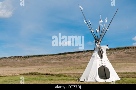 Montana, Ulm, erste Völker Buffalo Jump Staatspark, Tipi (alt.sp. Tipi, Tipi) unterstand, springen Klippe im Hintergrund Stockfoto