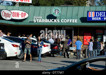 Los Angeles, Kalifornien, USA. 10. Februar 2014. 10. Februar 2014: Dumme Starbucks in Los Angeles, Kalifornien zieht eine Menge heraus für kostenlosen Kaffee. Bildnachweis: Robert Landau/Alamy Live-Nachrichten Stockfoto