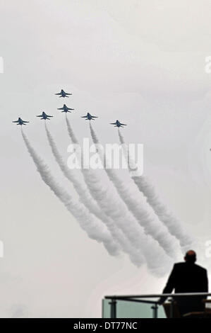 Singapur. 11. Februar 2014. Kämpfer der Republic of Singapore Air Force (RSAF) "Black Knights" führen während der Singapore Airshow auf Singapurs Changi Messegelände, 11. Februar 2014 statt. Die 6-Tage Singapore Airshow eröffnet hier am Dienstag. Bildnachweis: Dann Chih Wey/Xinhua/Alamy Live News Stockfoto