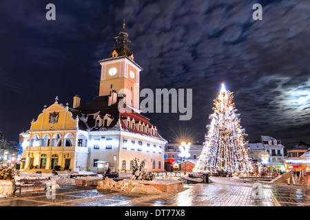 Brasov, Rumänien. Rathausplatz und Weihnachtsbaum. Historischen mittelalterlichen alten Stadt Zentrum Square von Brasov in Weihnachtstage. Stockfoto