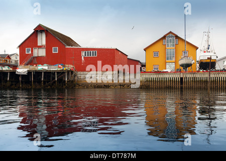 Rote und gelbe Küsten Holzhäuser im norwegischen Fischerdorf Stockfoto