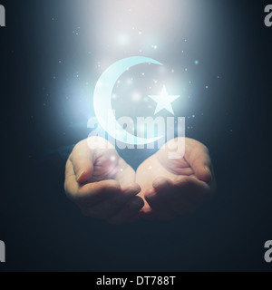 Weibliche Hände öffnen, Licht und Halbmond und Stern, Symbol des Islam religion Stockfoto
