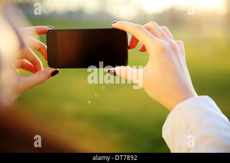 Nahaufnahme Bild von einer Frau die Hände halten smartphone Stockfoto