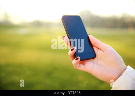 Nahaufnahme Bild von einer weiblichen Hand hält smartphone Stockfoto