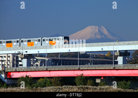 Mount Fuji und Tama Toshi Monorail Linie auf Tamagawa Flusses Tokio Japan Stockfoto