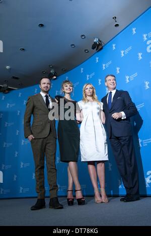 Berlin, Deutschland. 10. Februar 2014. (L-R) Schauspieler Aaron Paul, Imogen Poots, Toni Collette und Pierce Brosnan an "A long Way down" Fototermin während 64. Berlinale International Film Festival im Grand Hyatt Hotel am 10. Februar 2014 in Berlin, Deutschland. Goncalo Silva/NurPhoto/ZUMAPRESS.com/Alamy © Live-Nachrichten Stockfoto