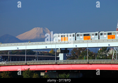 Mount Fuji und Tama Toshi Monorail Linie auf Tamagawa Flusses Tokio Japan Stockfoto