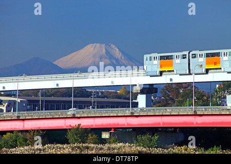 Mount Fuji und Tama Toshi Monorail Linie auf Tamagawa Flusses Tokio Japan Stockfoto