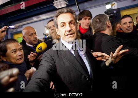 Paris, Frankreich. 10. Februar 2014. Ehemaligen französischen Präsidenten Nicolas Sarkozy hört eine Rede des französischen rechten UMP Partei Kandidaten für die Bürgermeisterwahl März 2014 in Paris während eines Treffens der Kampagne am Gymnasium Japy in Paris am 10. Februar 2014. Bildnachweis: Michael Bunel/NurPhoto/ZUMAPRESS.com/Alamy Live-Nachrichten Stockfoto