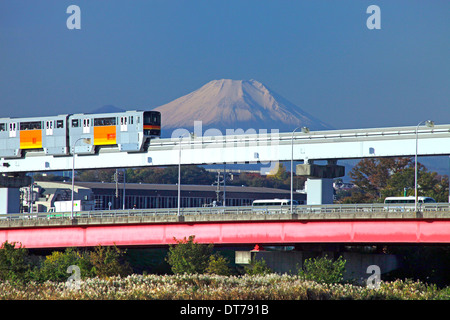 Mount Fuji und Tama Toshi Monorail Linie auf Tamagawa Flusses Tokio Japan Stockfoto