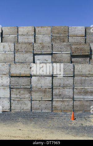 Großen Stapel von Obstkisten für Ernte und Lagerung von Äpfeln, Verkehr Kegel im Vordergrund, in der Nähe von Quincy Stockfoto