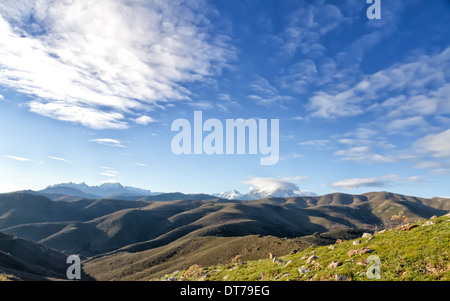 Eine schneebedeckte Monte Cinto im Morgengrauen entnommen den Col de San Colombano im Norden Korsikas bei Sonnenaufgang Stockfoto