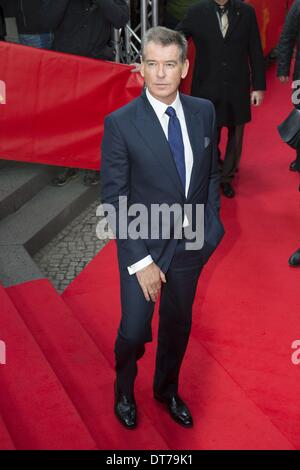 Berlin, Deutschland. 10. Februar 2014. Pierce Brosnan besuchen die "A long Way down" Premiere während der 64. Berlinale Internationalen Filmfestspiele im Friedrichstadt-Palast am 10. Februar 2014 in Berlin, Deutschland. Goncalo Silva/NurPhoto/ZUMAPRESS.com/Alamy © Live-Nachrichten Stockfoto