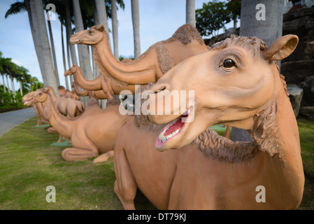 Kamel Skulptur Nahaufnahme unter einer Palme bei Nong Nooch Tropical Garden, Thailand Stockfoto