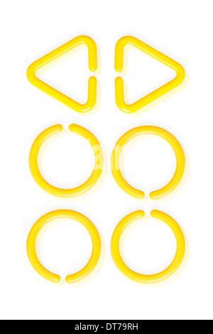 Ringe und Dreiecke Plastikspielzeug isoliert auf weißem Hintergrund Stockfoto