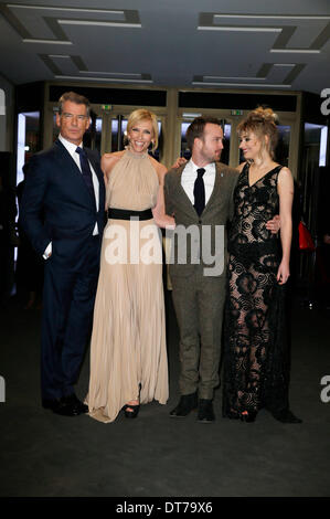 Berlin, Deutschland. 10. Februar 2014. Pierce Brosnan, Toni Collette, Aaron Paul, Imogen Poots Teilnahme an der "A Long Way Down" premiere auf der 64. Internationalen Filmfestspiele Berlin / Berlinale 2014 am 10. Februar 2014 in Berlin, Deutschland. Bildnachweis: Dpa/Alamy Live-Nachrichten Stockfoto