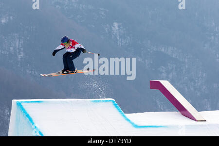 Sotschi, Russland. 11. Februar 2014. Katie Summerhayes (GBR) führen Sie zunächst für Qualifikationen. XXII Olympische Winterspiele, Sochi2014. Damen Ski Slopestyle Qualifikationsrunde an die Rosa Khutor Extreme Park, Russland. Bildnachweis: Aktion Plus Sport/Alamy Live-Nachrichten Stockfoto