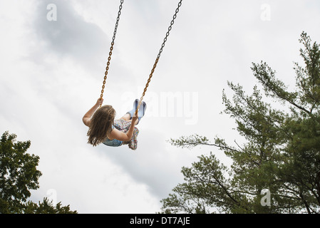 Ein Mädchen auf einem Seil schwingen hoch in die Luft Woodstock New York USA USA Stockfoto