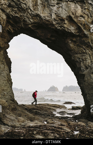 Mann am Strand von Loch im Felsen auf Rialto Strand Rialto Beach Calallam County Washington USA USA Wandern Stockfoto