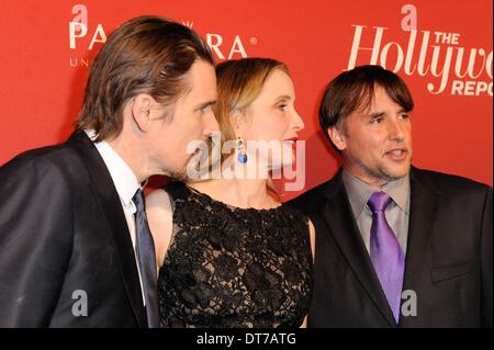 Los Angeles, Kalifornien, USA. 10. Februar 2014. Julie Delpy und Ethan Hawke, Richard Linklater bei der Ankunft für die Academy Awards: The Hollywood Reporter (THR) nominierten Nacht Feier, Spago, Los Angeles, CA 10. Februar 2014. Foto von: Sara Cozolino/Everett Collection/Alamy Live-Nachrichten Stockfoto