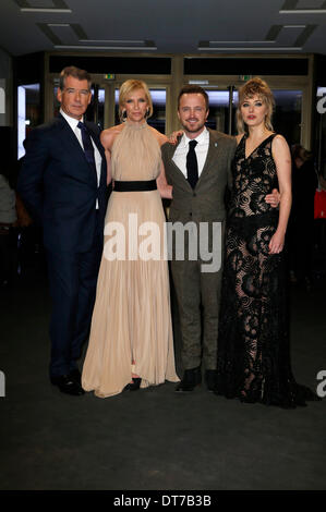 Berlin, Deutschland. 10. Februar 2014. Pierce Brosnan, Toni Collette, Aaron Paul, Imogen Poots Teilnahme an der "A Long Way Down" premiere auf der 64. Internationalen Filmfestspiele Berlin / Berlinale 2014 am 10. Februar 2014 in Berlin, Deutschland. Bildnachweis: Dpa/Alamy Live-Nachrichten Stockfoto