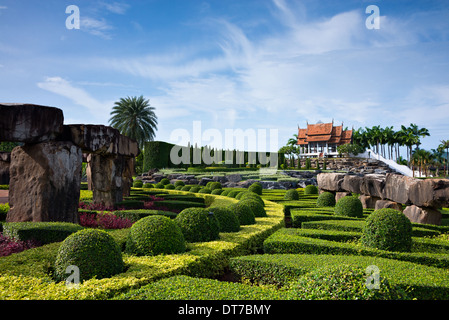 Eine malerische Aussicht auf aThai Garten mit einem Thai Pavillon in der fernen Zukunft bei Nong Nooch Tropical Garden, Thailand Stockfoto