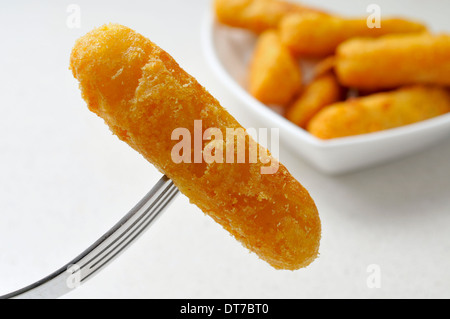 eine Schüssel mit einigen Fischstäbchen serviert als Vorspeise auf einem gedeckten Tisch Stockfoto