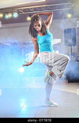 junge Frau im Sport Kleid an ein aerobes und Zumba Training Stockfoto